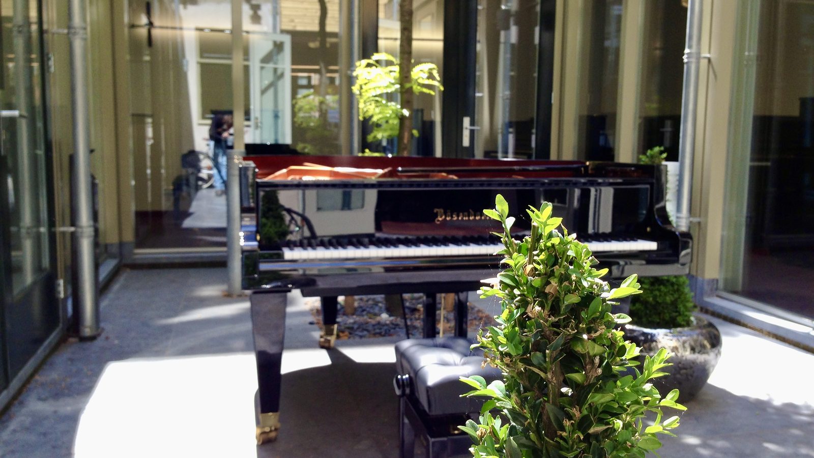 Bösendorfer-vleugel op een zonnige binnenplaats