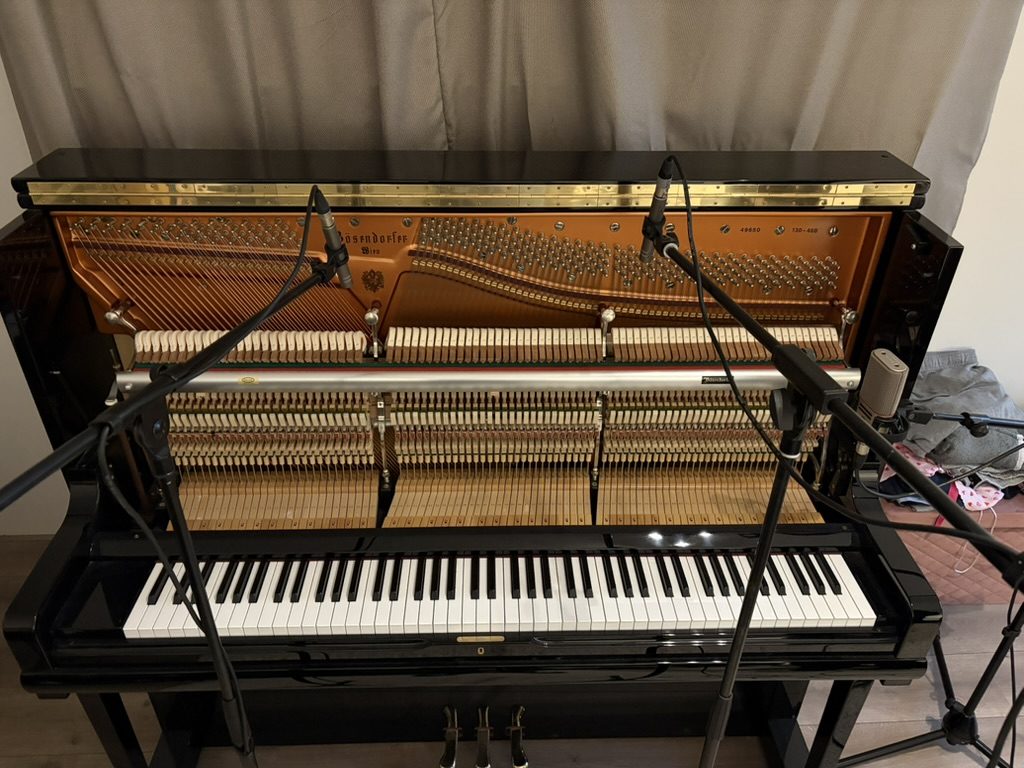 Bösendorfer-piano met opnamemicrofoons voor de snaren