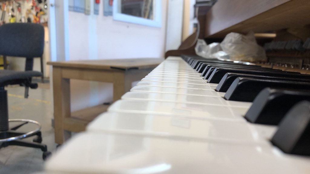 Toetsen van een piano in de werkplaats, van dichtbij